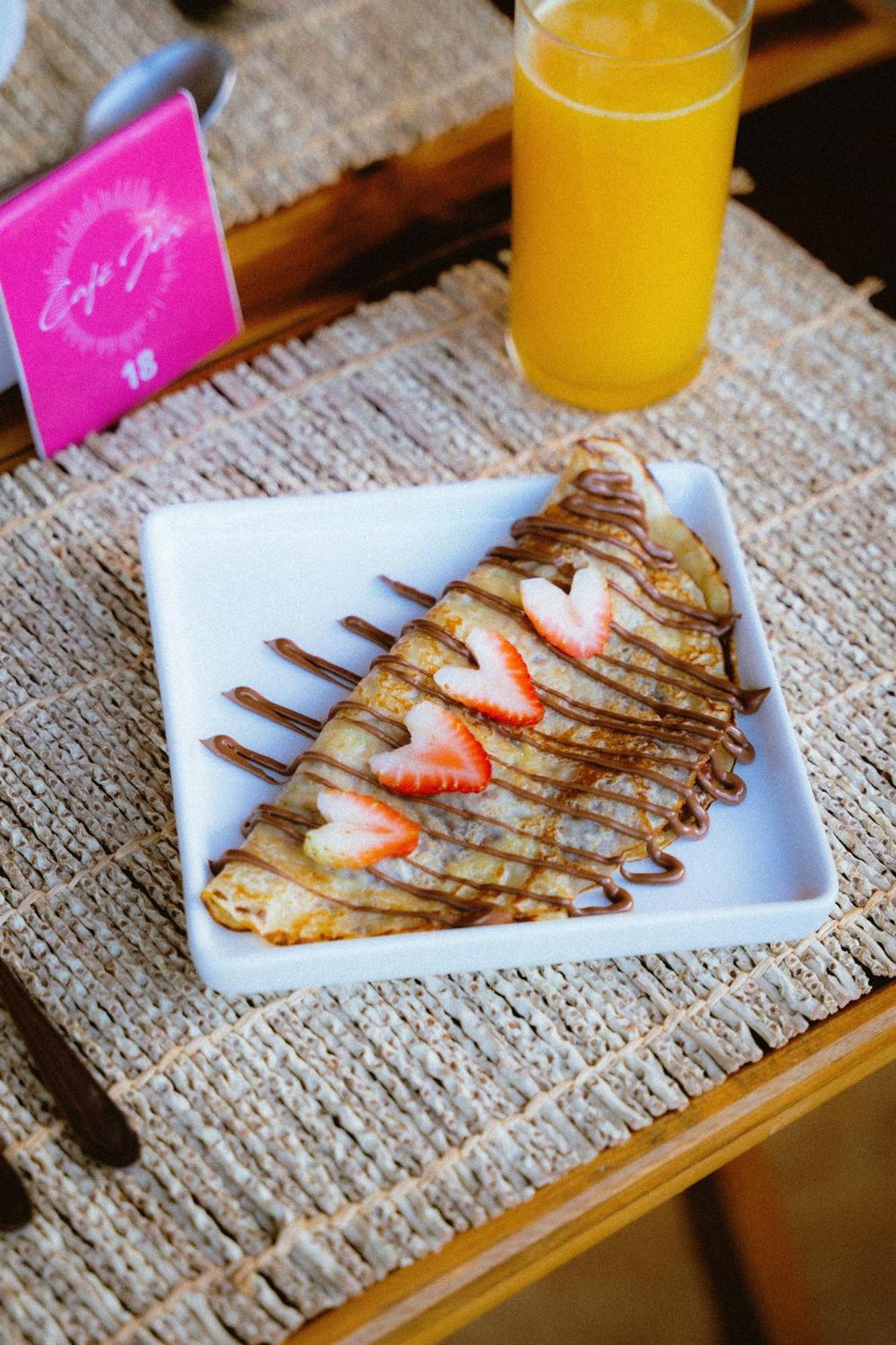 Café Jeri Hotel Jijoca de Jericoacoara Exterior foto A crêpe filled with chocolate and strawberries